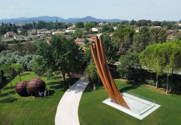 Bernar Venet — 6 Arcs: Perception Intérieur / Extérieur