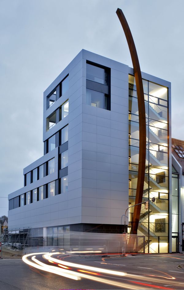 Bernar Venet — 50.3° Arc