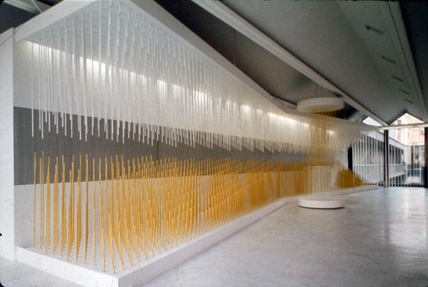 Jesús Rafael SOTO — Mural jaune et blanc (mur cinétique)