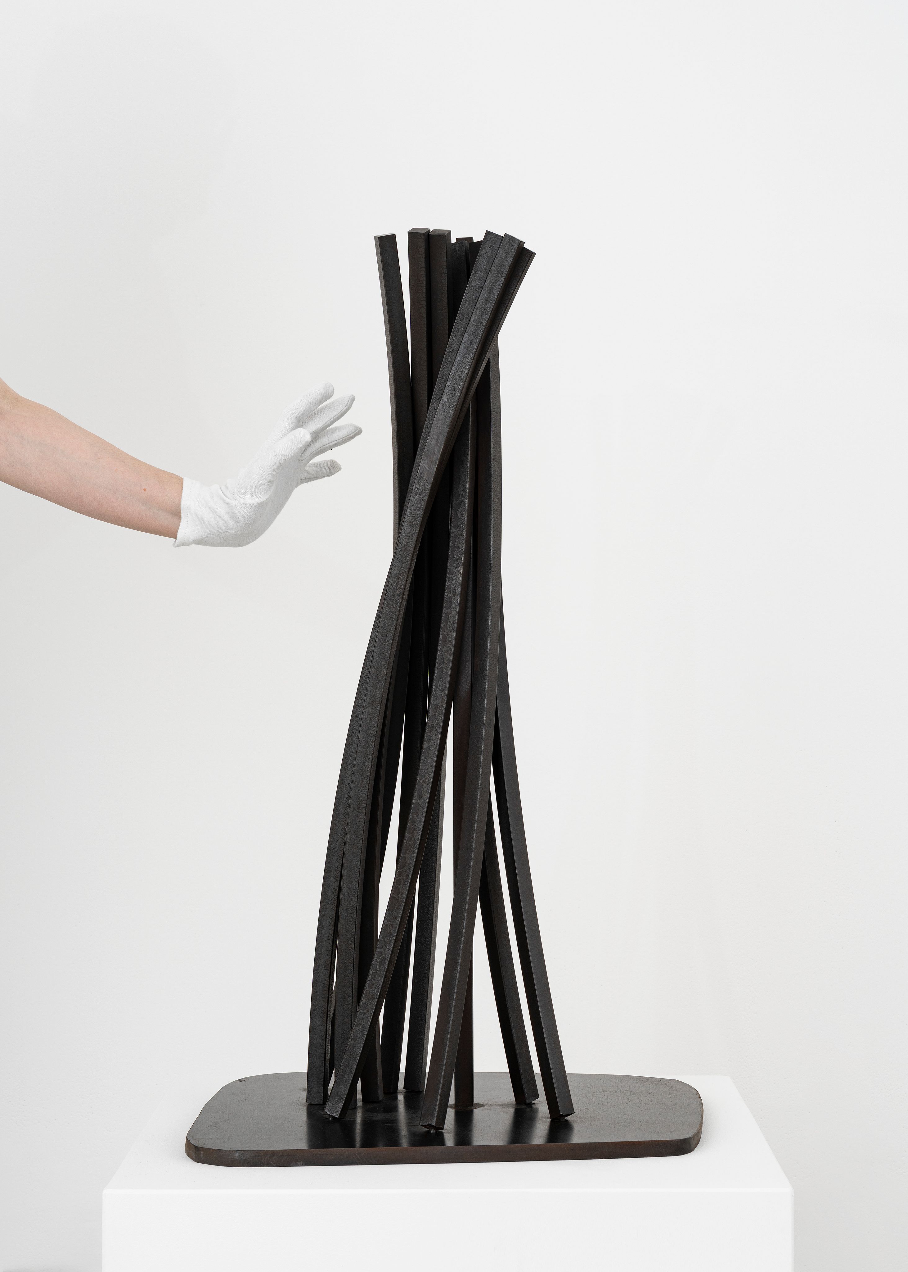 bernar_venet_Vertical Disorder: 11 Arcs_